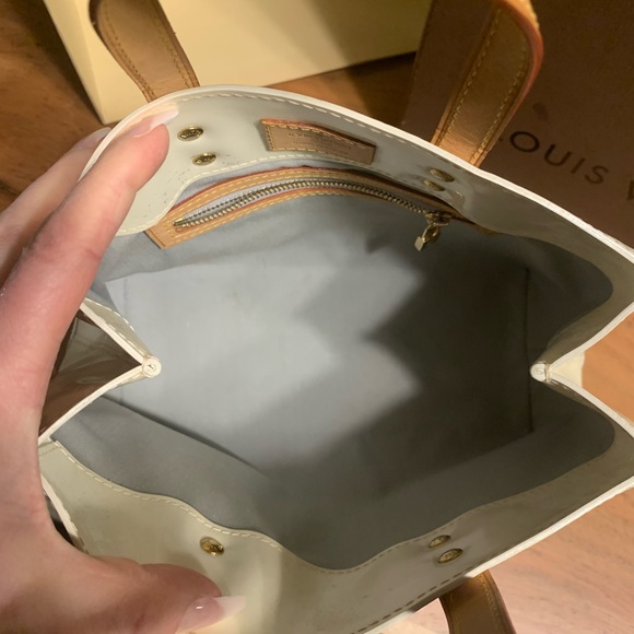 ❌Sold❌ Authentic Louis Vuitton Reade PM in white vernis leather - Picture 9 of 13